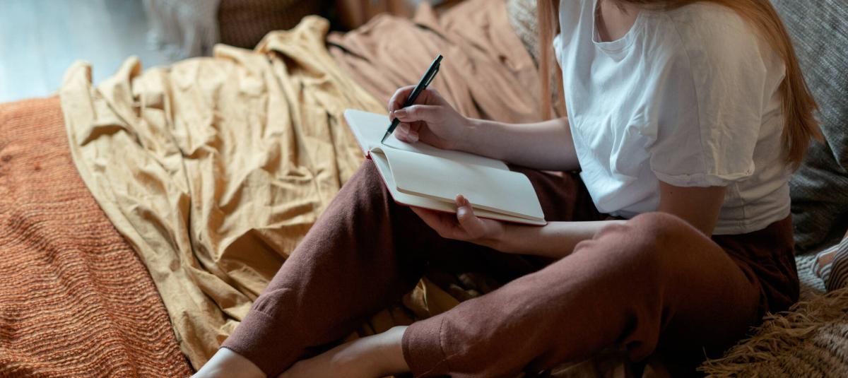 La escritura por la noche puede mejorar tu calidad de sueño.