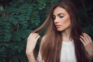 El cabello lacio, muy largo y maltratado, pueden dar aspecto de envejecimiento.