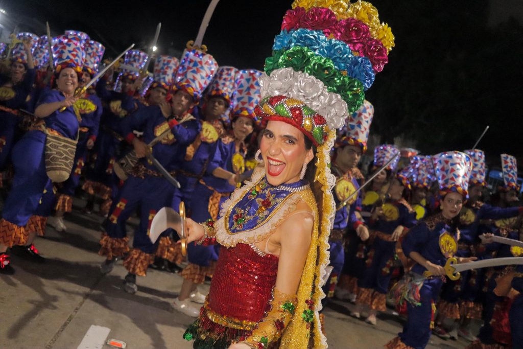 Cada febrero, Barranquilla se transforma. La música, el color y la tradición se toman las calles y convierten a la ciudad en un escenario a cielo abierto donde el Carnaval se vive más allá de los desfiles.