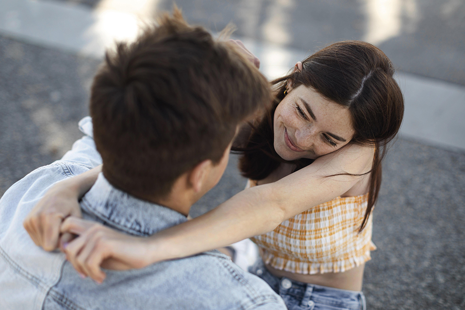 El primer amor es el que se vive normalmente en la adolescencia.