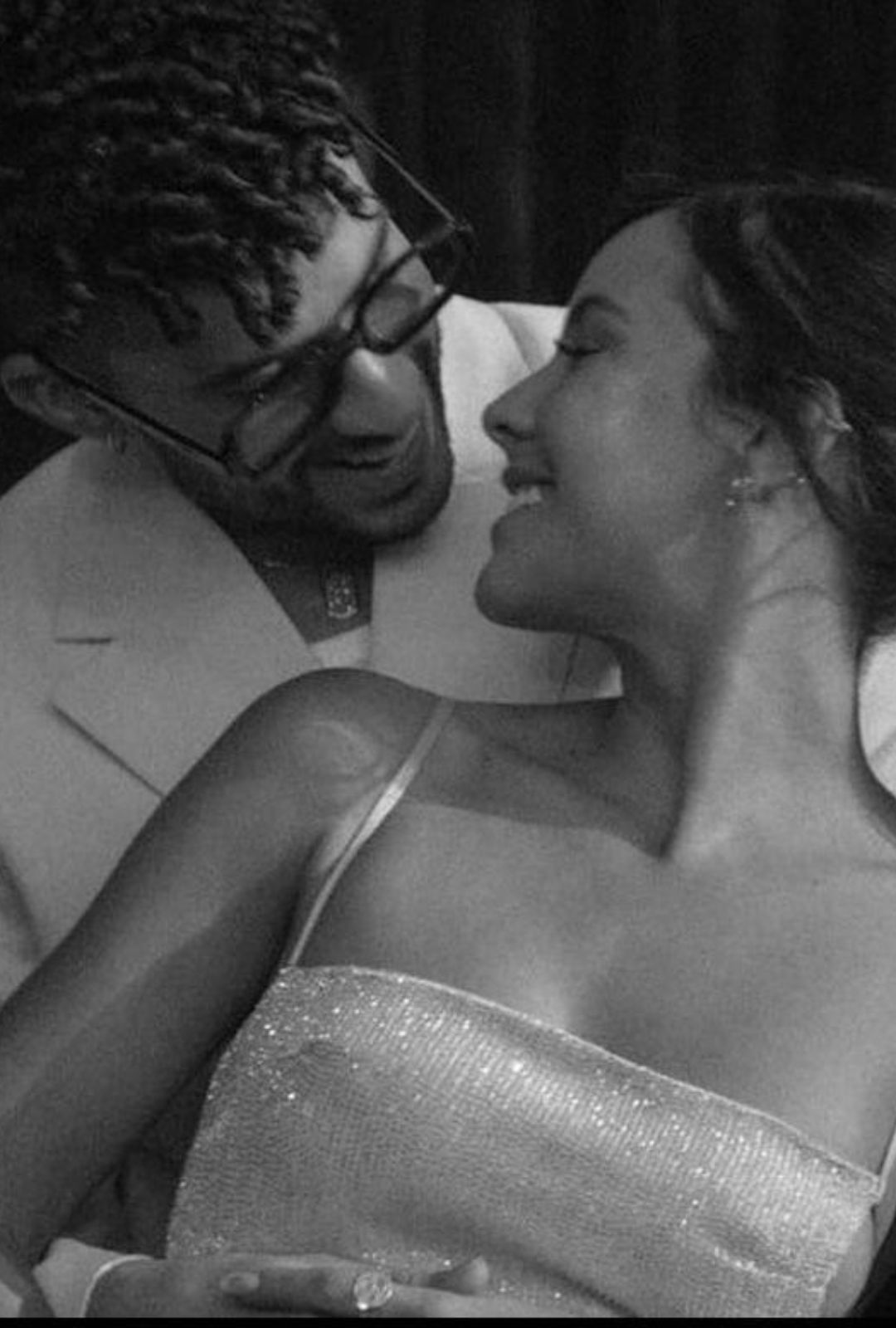 La historia de Bad Bunny y Gabriela Berlingeri: un amor discreto y creativo que marcó cinco años de su vida, con influencias en música, arte y cultura pop.