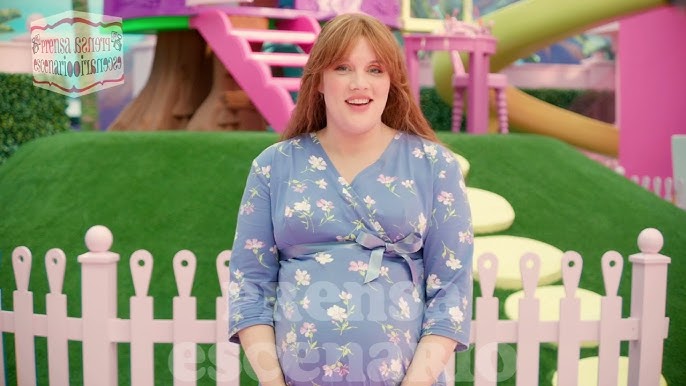 EmeraldFennell ha participado como actriz, guionista y directora