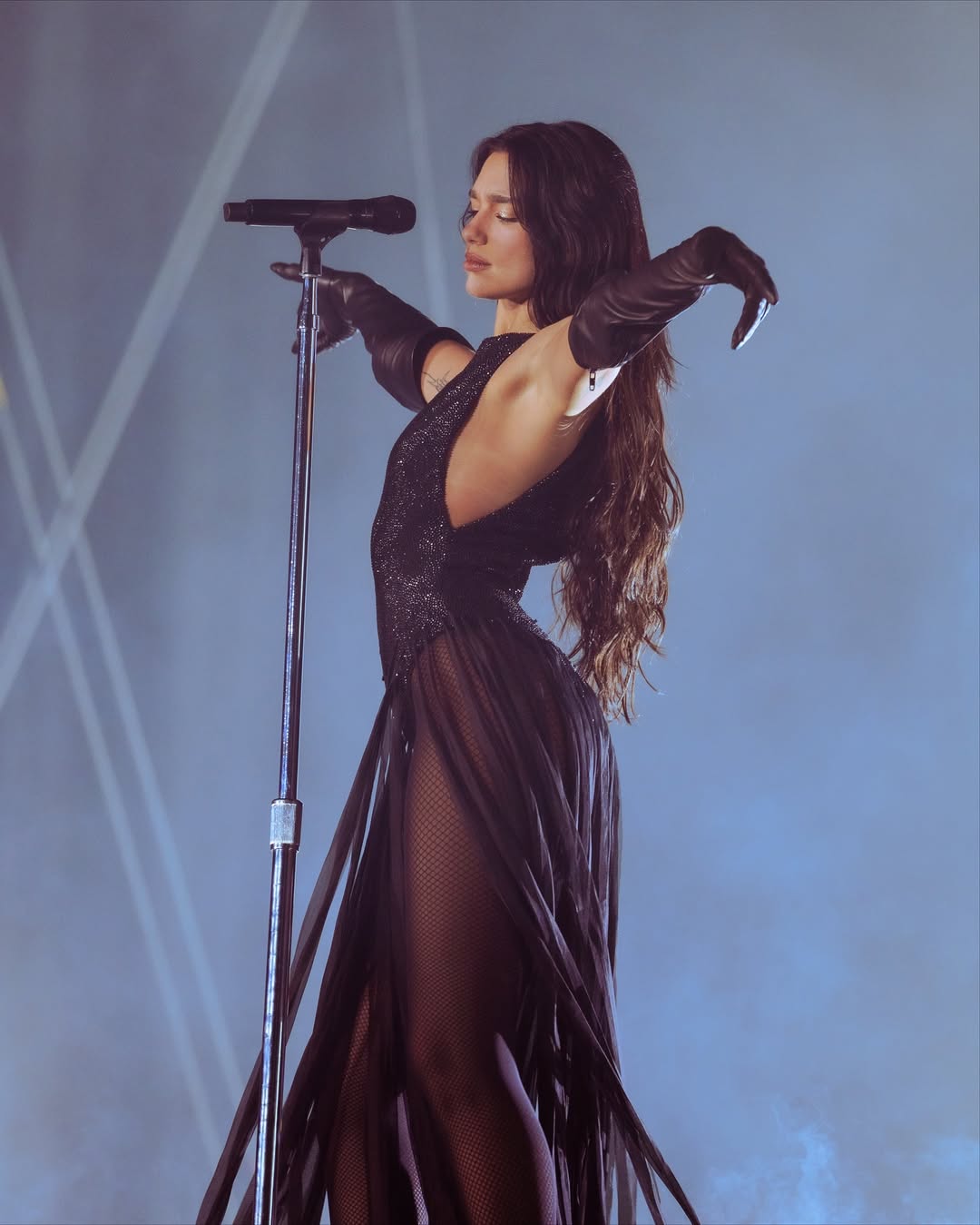 El negro aporta elegancia y autoridad en distintos momentos / Créditos: Instagram Dua Lipa
