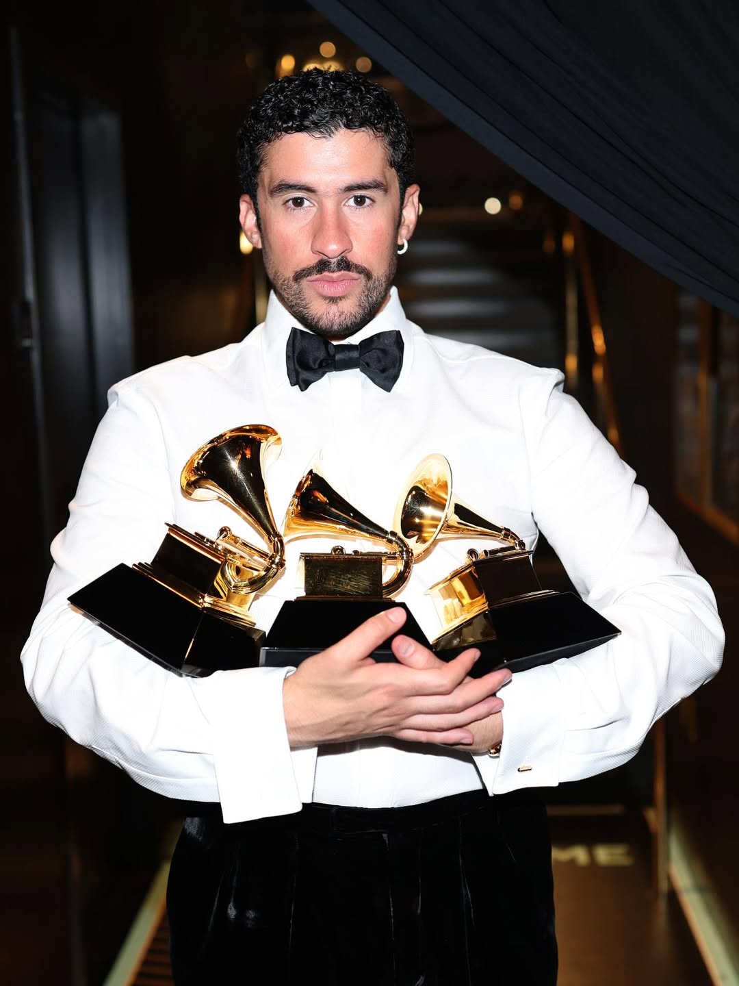 Bad Bunny dejó huella en los Grammys 2026, en la moda y la música / Créditos: Instagram Schiaparelli