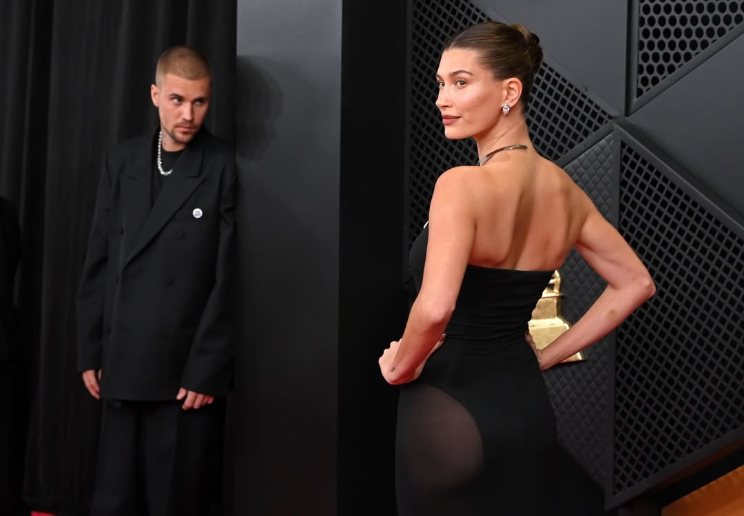 El regreso de Justin y Hailey Bieber era uno de los más esperados en la alfombra roja / Créditos: Instagram Marie Claire Colombia