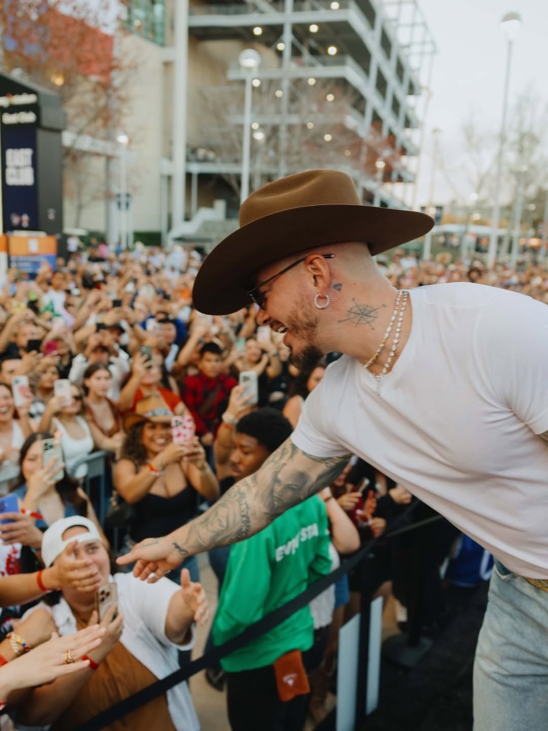 ¿Qué significa el símbolo que aparece en los proyectos de J Balvin?