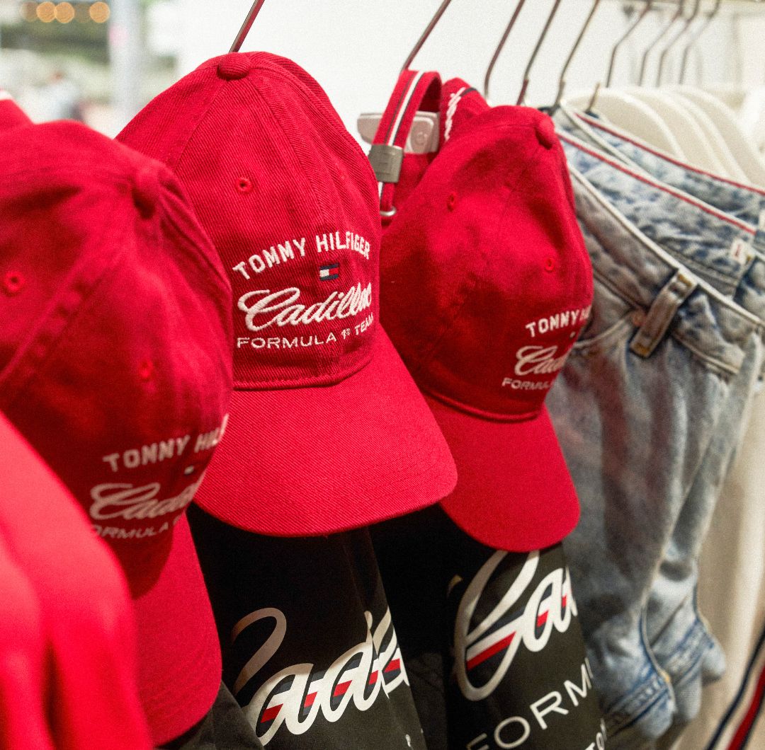 Tommy Hilfiger y Cadillac lanzan la colección Tommy Hilfiger x Cadillac Formula 1 Team,