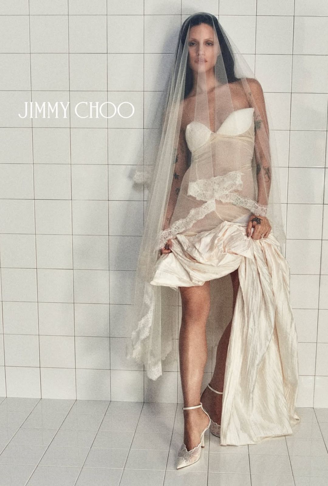 Gabbriette la nueva musa de Jimmy Choo en la colección nupcial
