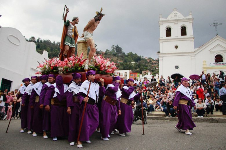 En Colombia, la ley del trabajo marca que se debe dar como descanso el jueves y viernes santo. 