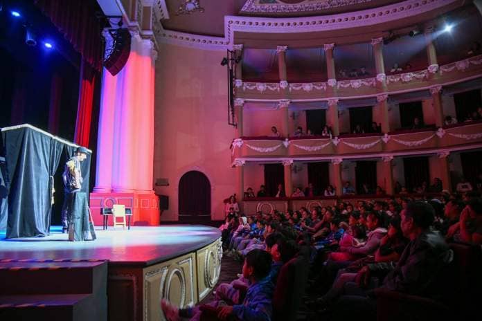 Cada año, un artista da un mensaje para recordar la importancia del teatro en la vida.