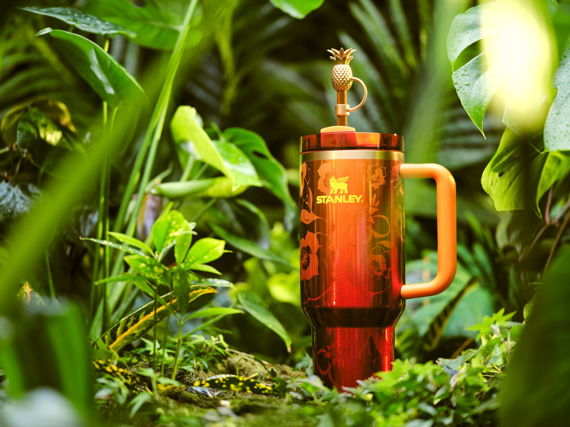 Karol G unió fuerzas con Stanley 1913 para crear una línea de vasos con estética tropical, pensada para festivales y uso diario.