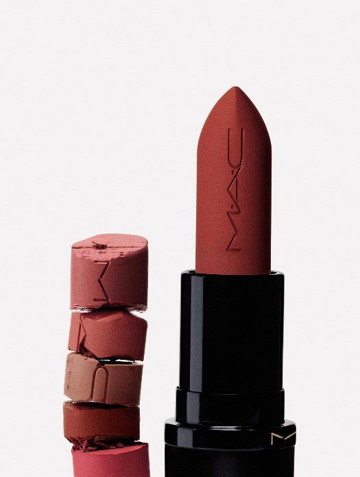 La conversación alrededor del maquillaje de labios sigue evolucionando, y MAC quiere mantenerse en el centro de ella.
