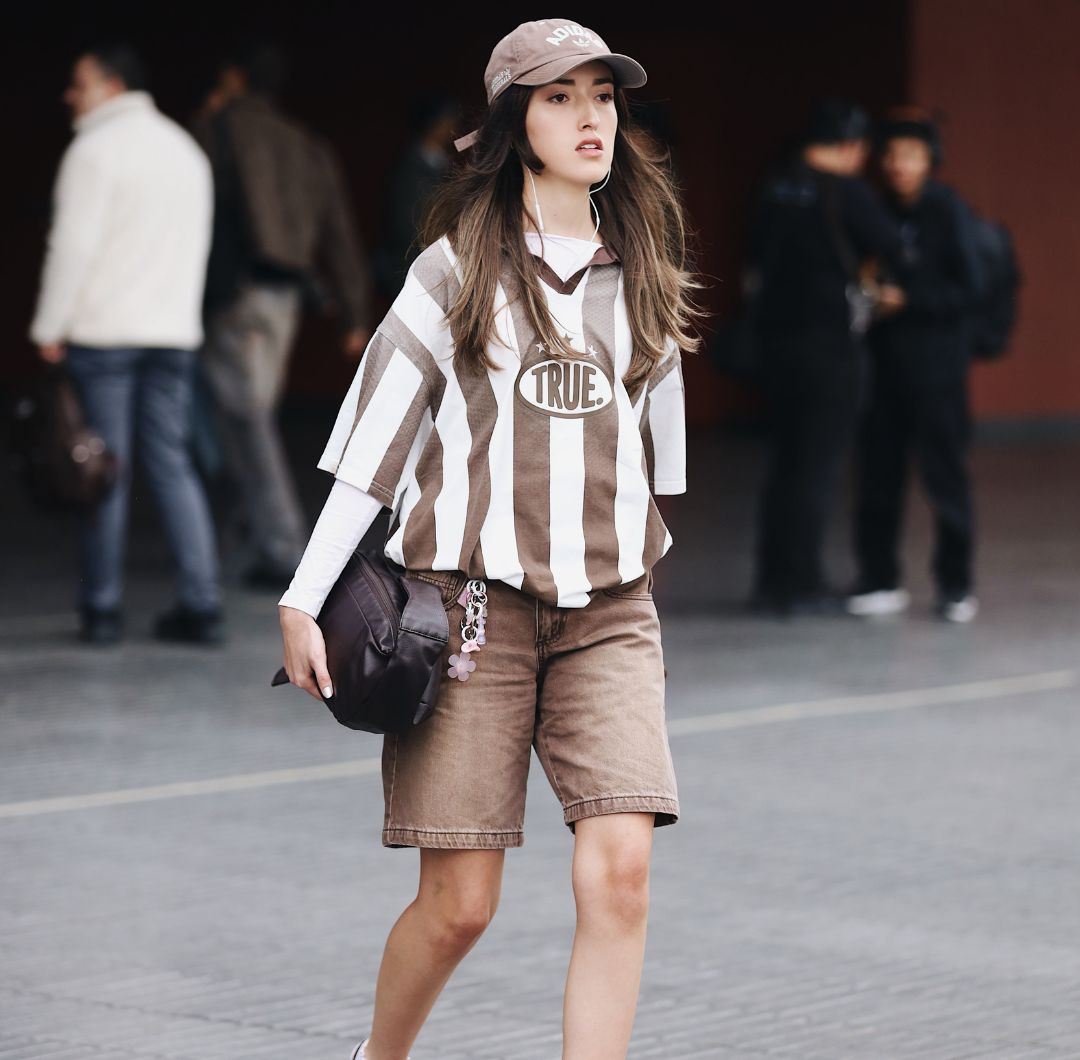 Las capas estuvieron presentes de forma constante, integradas dentro de los outfits sin sentirse forzadas.