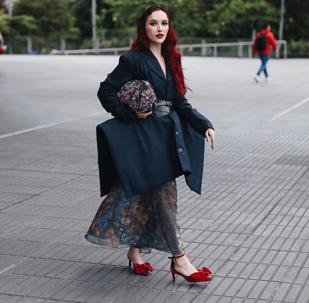 Las capas estuvieron presentes de forma constante, integradas dentro de los outfits sin sentirse forzadas.
