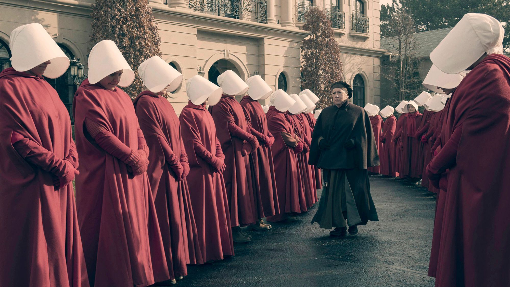 Esta semana ocurrió en Netflix lo que muchos suscriptores de la plataforma esperaban: la llegada al catálogo de El cuento de la criada. 