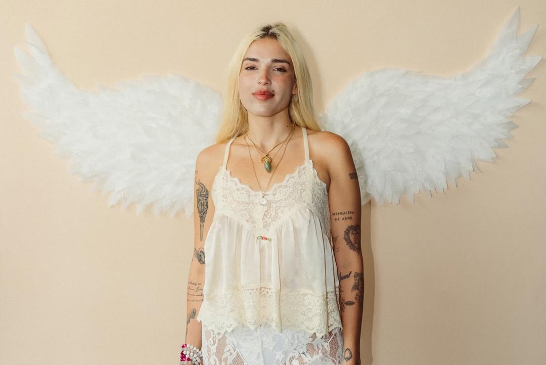 Elena Rose se prepara para presentarle al mundo su nuevo EP llamado No quiero que se acabe este bendito verano.