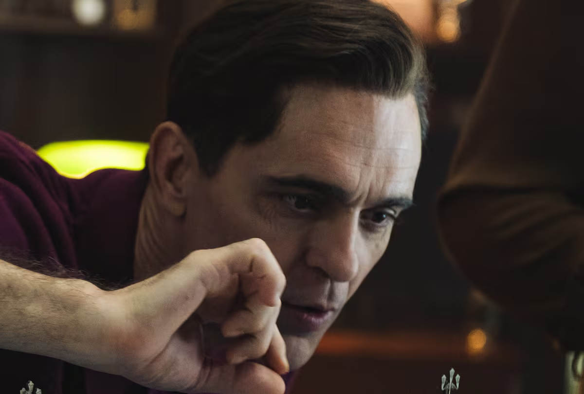 Andrés de Fonollosa / Berlín (Pedro Alonso) planenado un gran robo en una escena del episodio 8 de la serie española "Berlín y la dama del armiño" (Foto: Netflix)