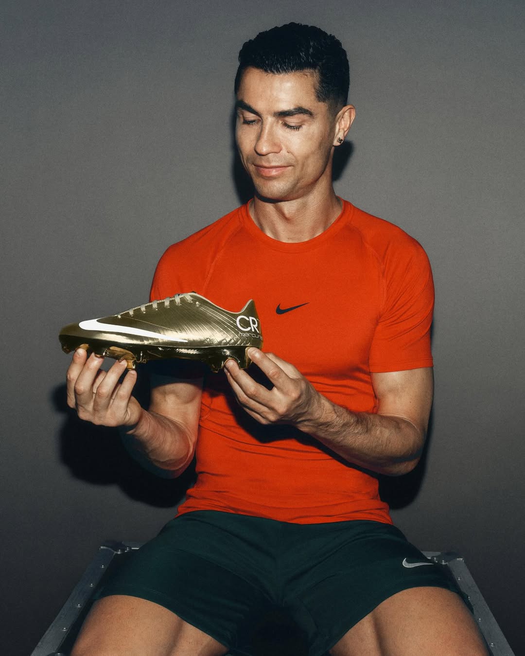 El color dorado refleja el éxito y trascendencia del futbolista / Créditos: Instagram Cristiano Ronaldo.  