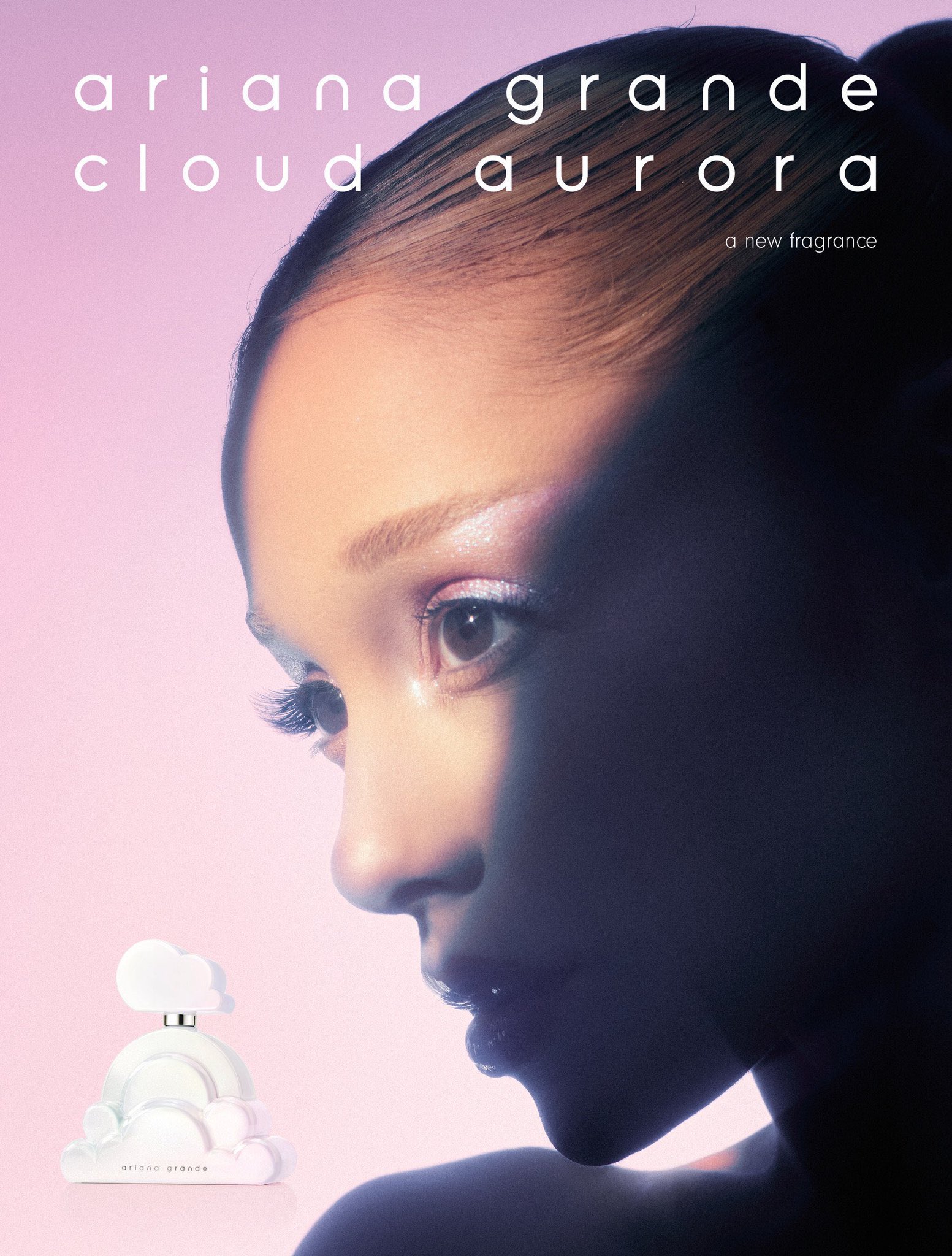 El nuevo perfume de Ariana Grande, como mencionábamos antes, lleva el nombre de Cloud Aurora. 