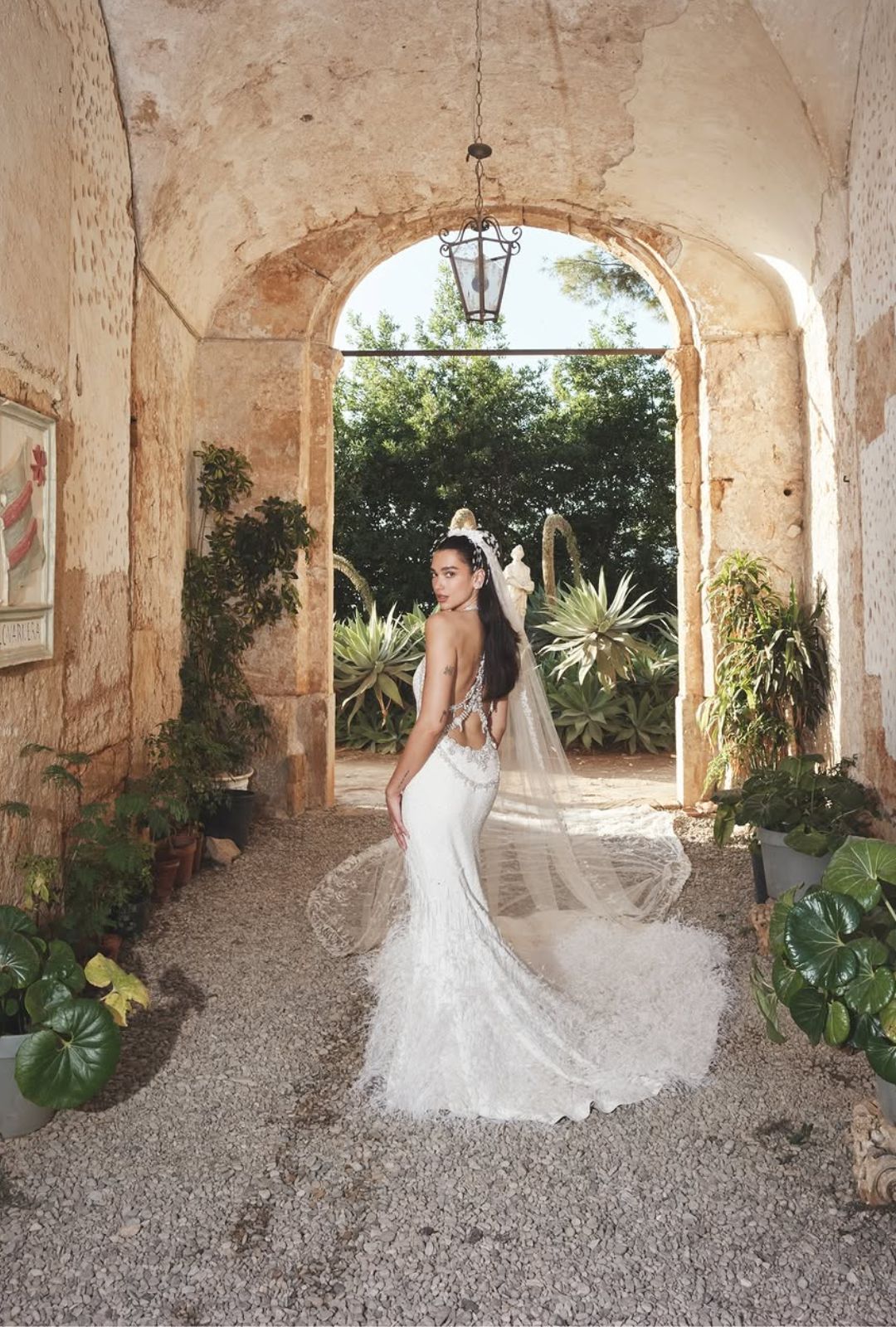 Todos los secretos del vestido de novia Chanel de Dua Lipa