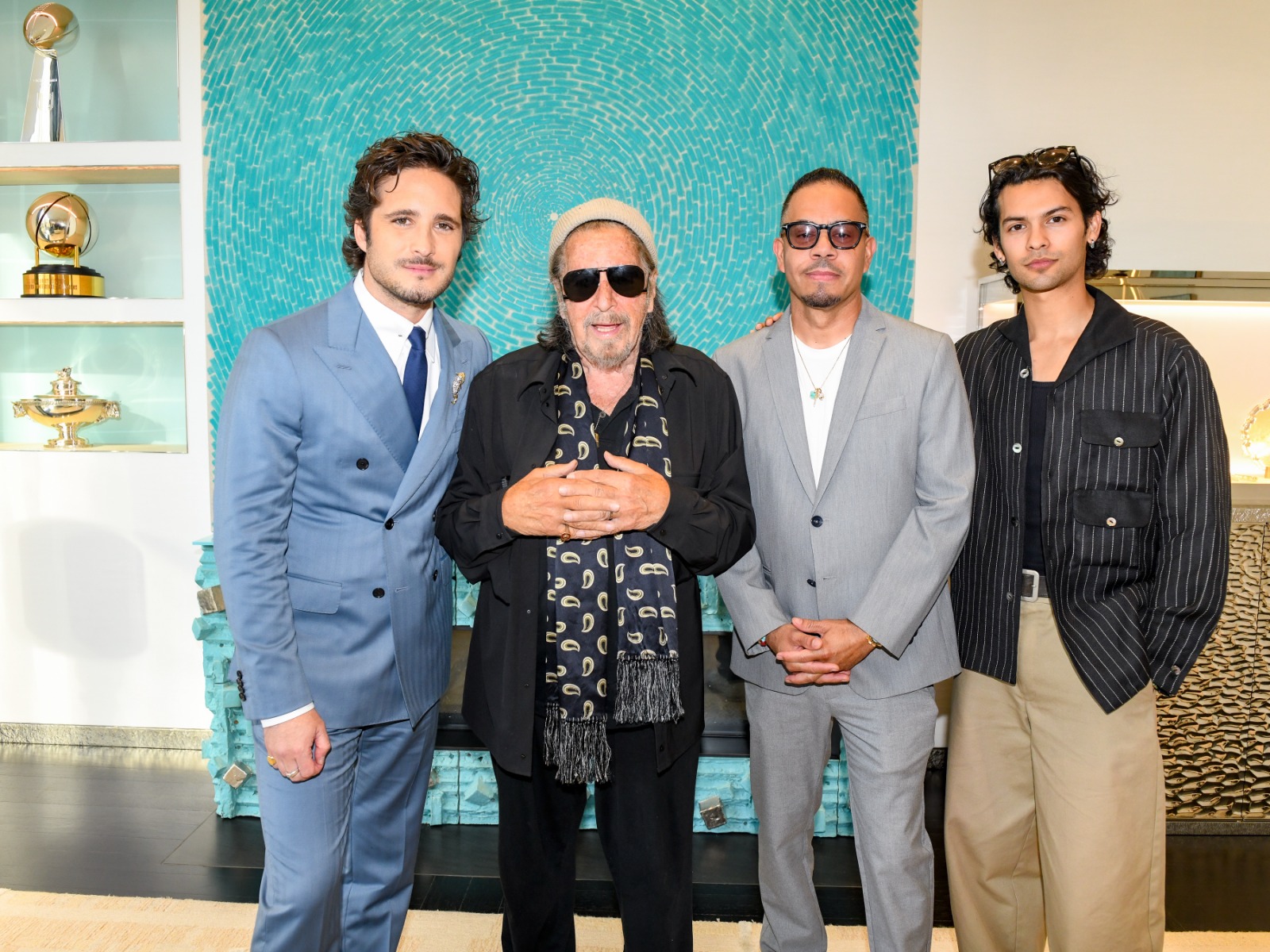 Diego Boneta , Al Pacino, Eif Rivera, Xolo Maridueña en el cóctel de Tiffany & Co.