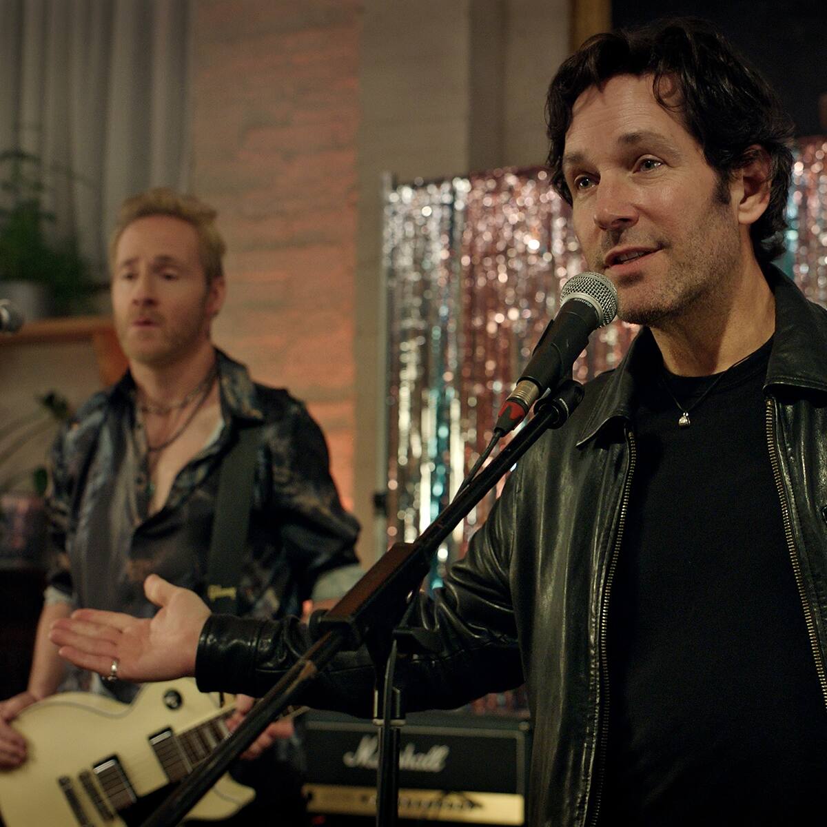 ¿De qué trata Letras robadas, la película de Nick Jonas y Paul Rudd?