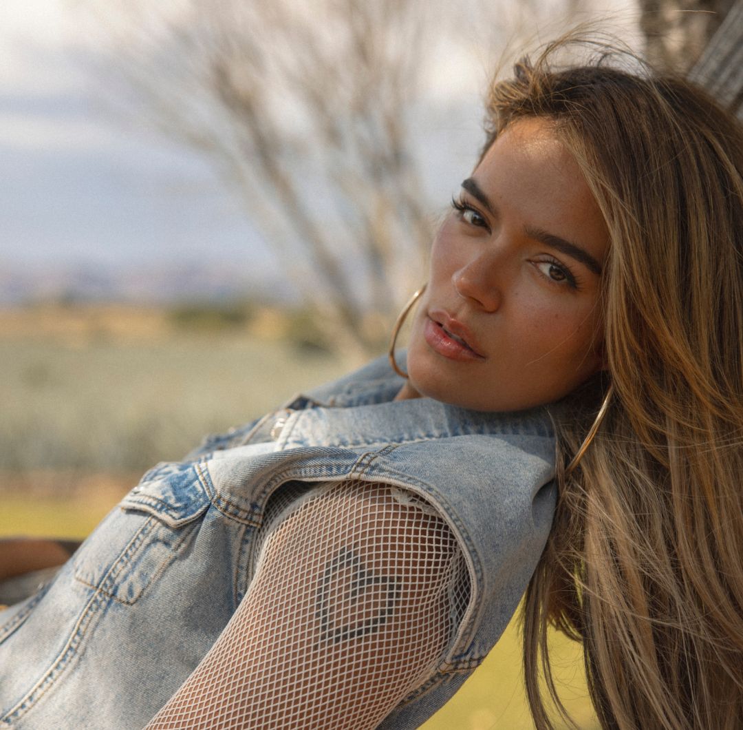 Karol G nos enseña a hacer el cóctel oficial de su nueva gira mundial: el Chellita Sunrise