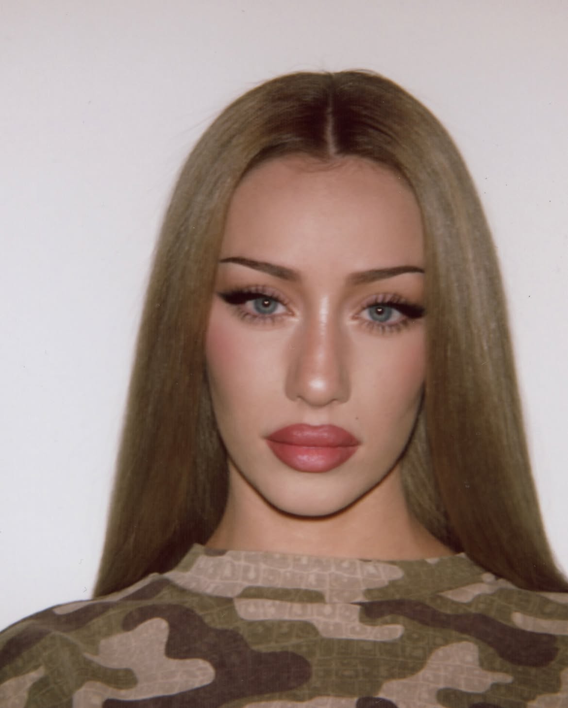 La maquilladora de Zara Larsson es Sophia Sinot, una artista radicada en Londres.