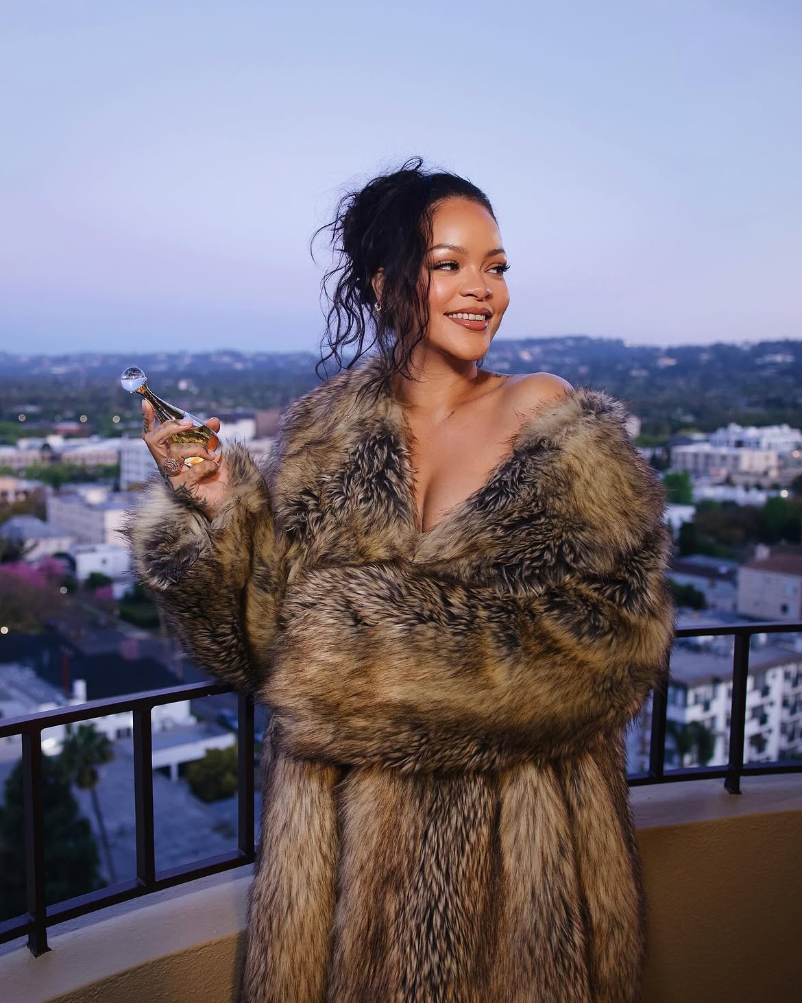 Rihanna encendió las redes sociales esta semana gracias a la aparición sorpresa que hizo en el más reciente concierto de Jay-Z en Nueva York. 