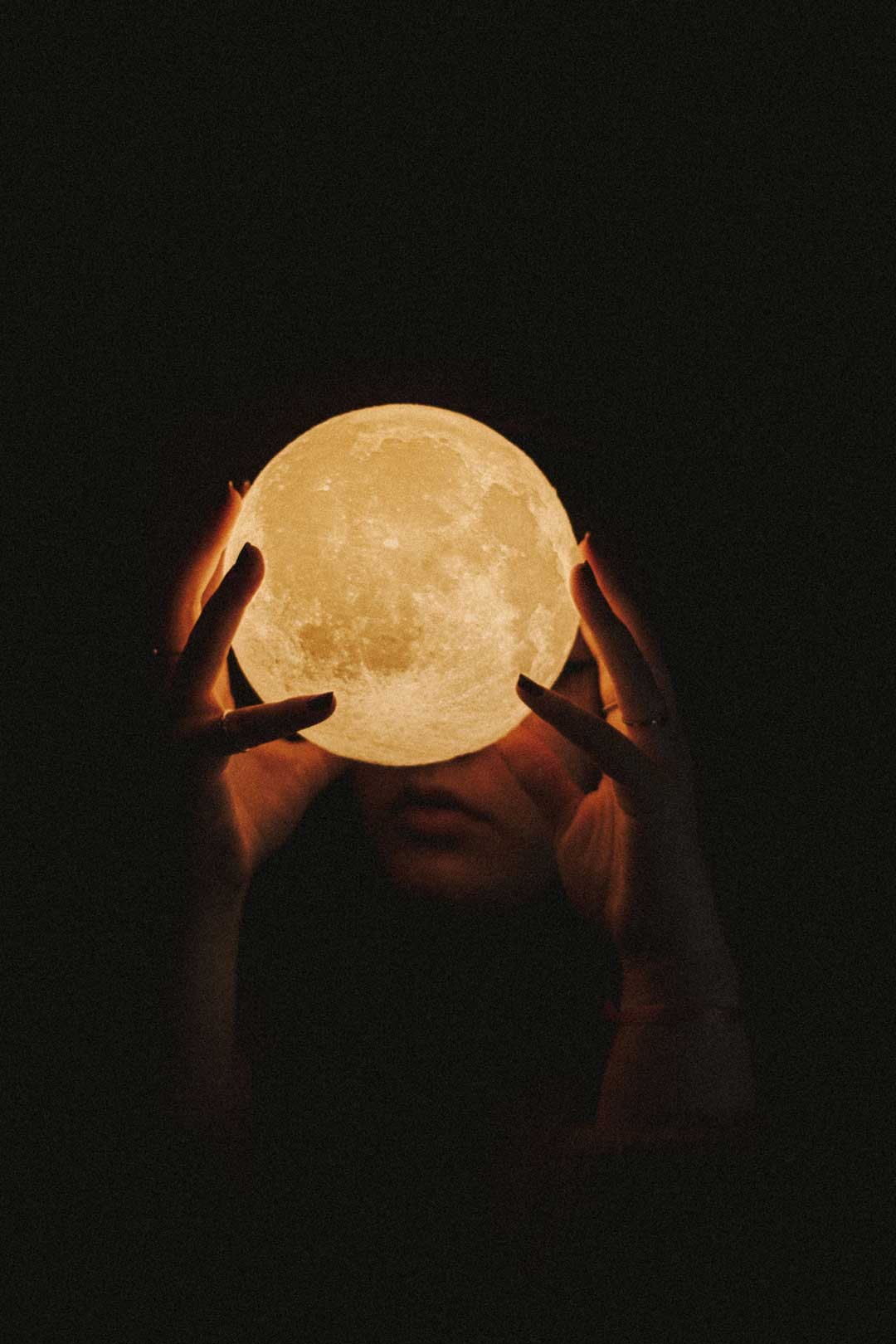 Tras la Luna Llena de hoy en Acuario, la vida de 4 signos zodiacales no volverá a ser la misma