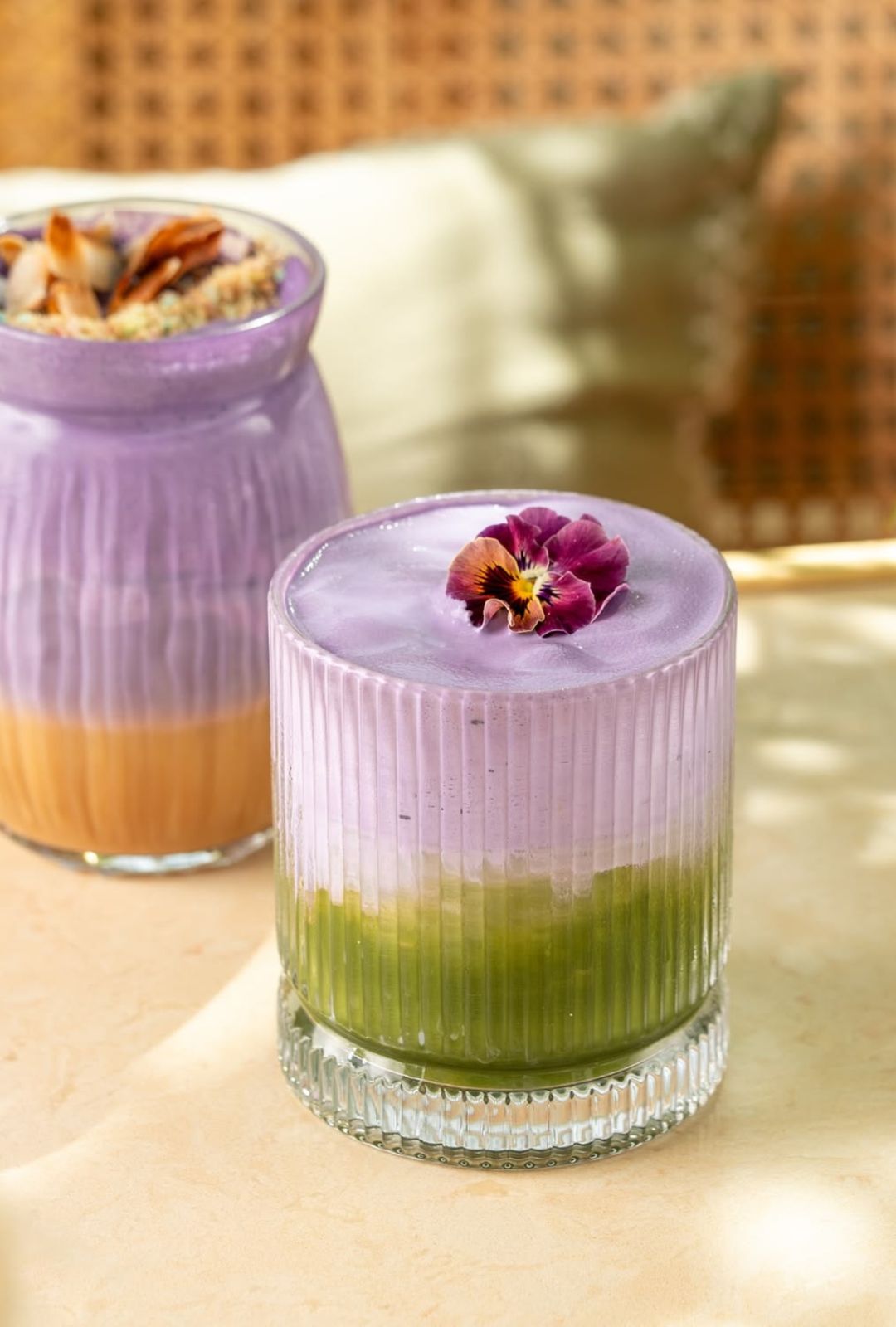 Su característico tono morado se debe a su alta concentración de antocianinas, antioxidantes naturales presentes también en frutas como los arándanos y las moras. En la cocina, el ube destaca por su textura cremosa y ligeramente almidonada, ideal para preparar ube latte, helados, cheesecakes, mochis, tartas y otros postres. Su sabor es delicado y naturalmente dulce, con notas que recuerdan a la vainilla, los frutos secos, el coco e incluso un sutil toque de chocolate blanco, una combinación que explica por qué se perfila como el próximo gran fenómeno gastronómico.