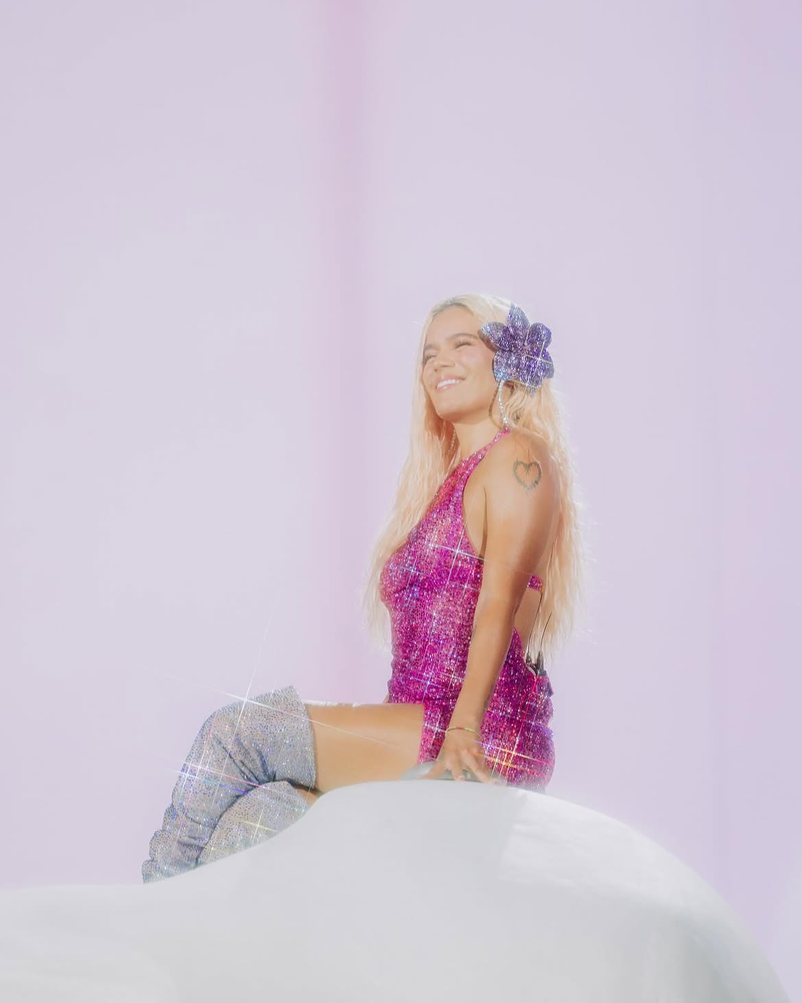 Los fanáticos de Karol G están cada vez más cerca de verla de nuevo sobre los escenarios.