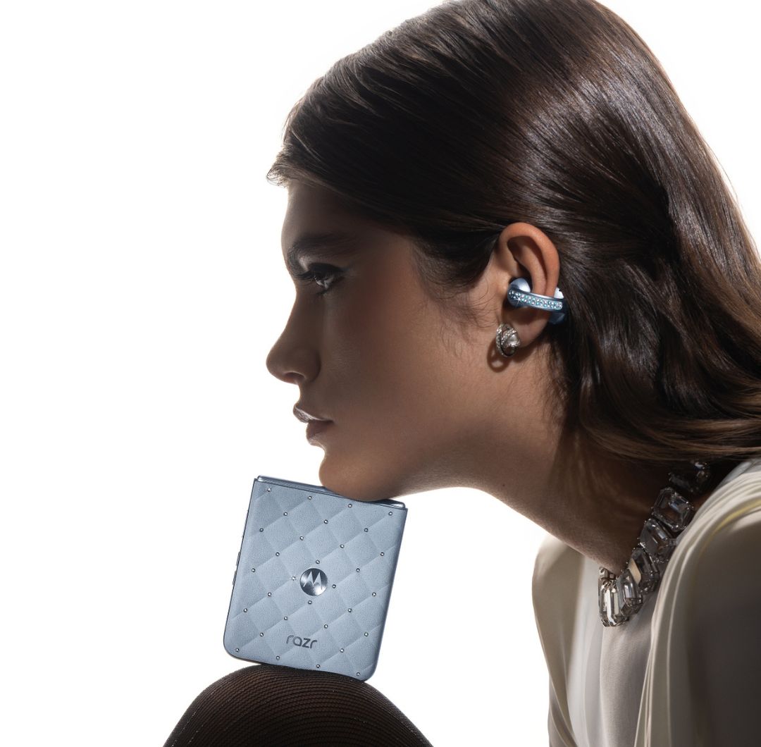 Motorola convierte la tecnología en una pieza de lujo junto a Swarovski