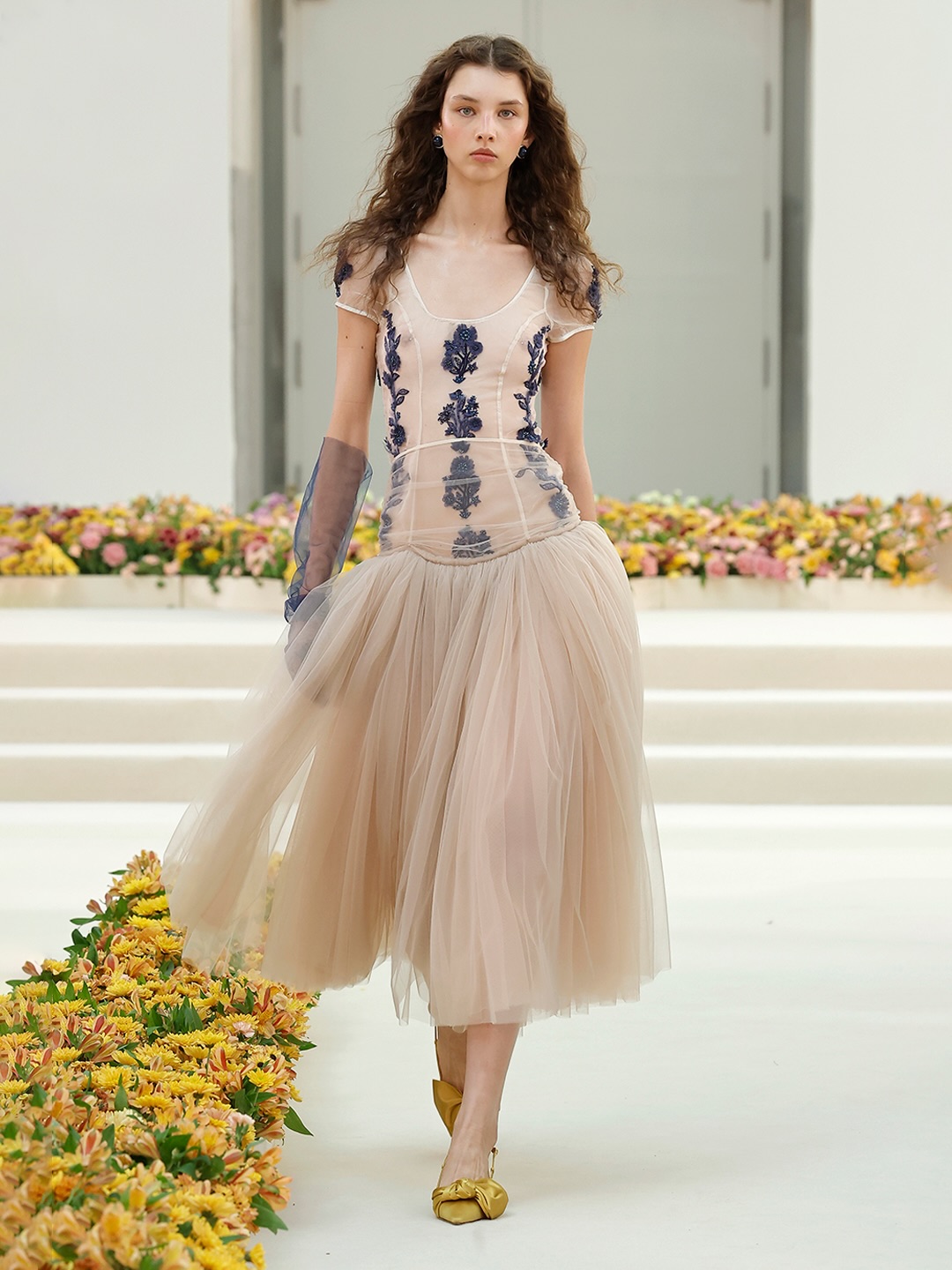 Aria Vega lleva su música a Madrid Fashion Week con Agua by Agua Bendita.