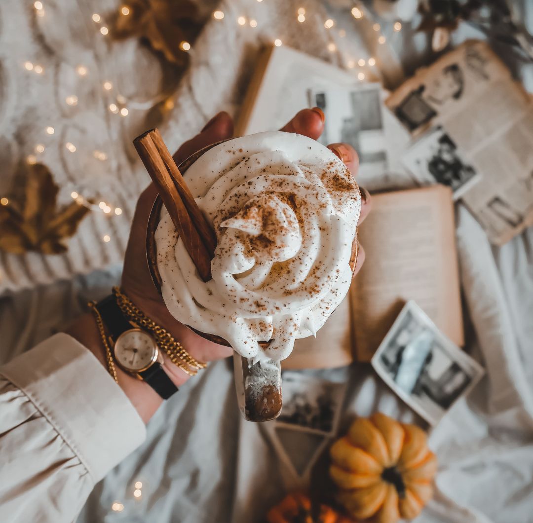 El pumpkin spice latte es una bebida de café preparada con espresso, leche y el sabor característico del pumpkin spice