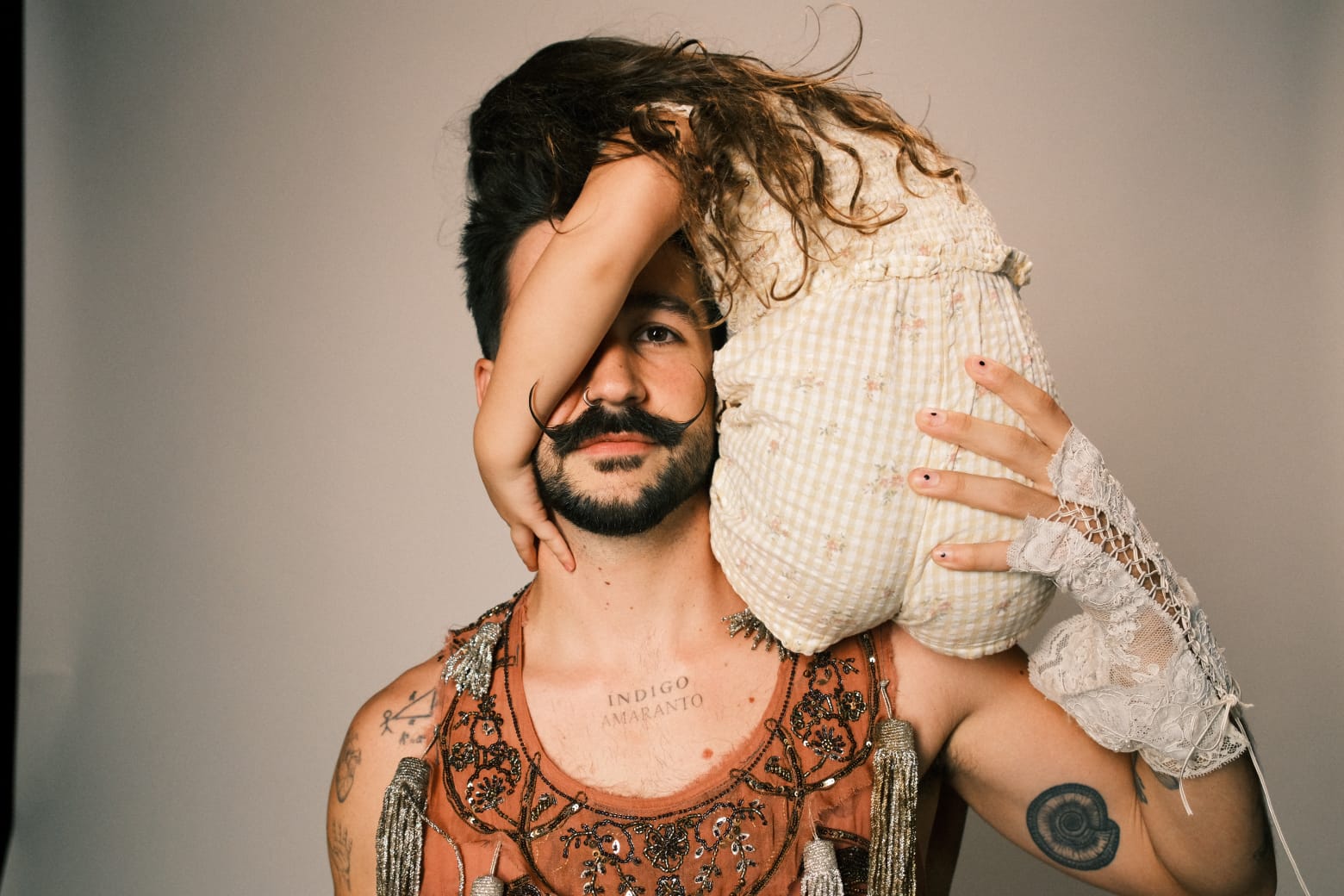 La medalla de Camilo y Evaluna: letra y significado de su nueva canción
