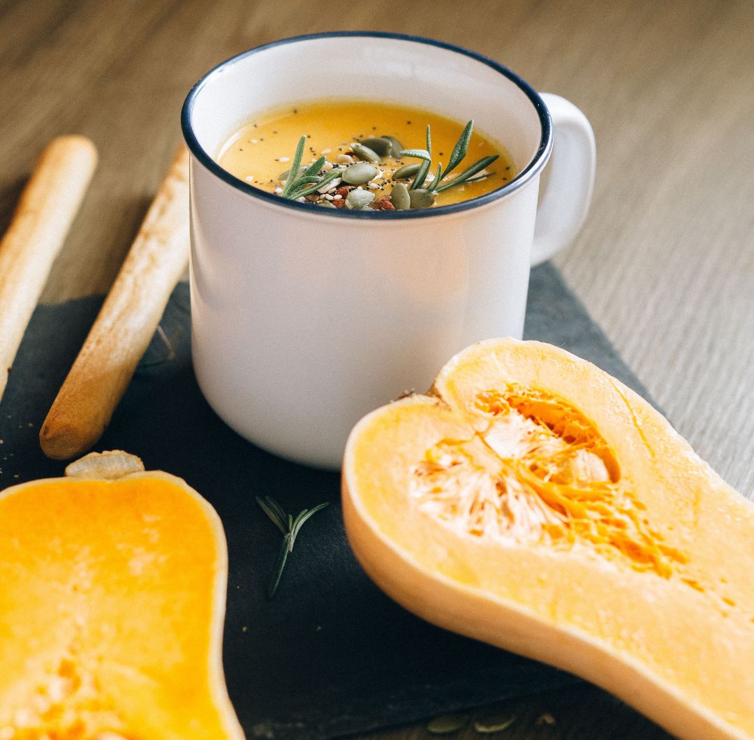 Las semillas de calabaza son fuente de proteínas, grasas insaturadas, fibra, magnesio, zinc, hierro, fósforo, manganeso y cobre.