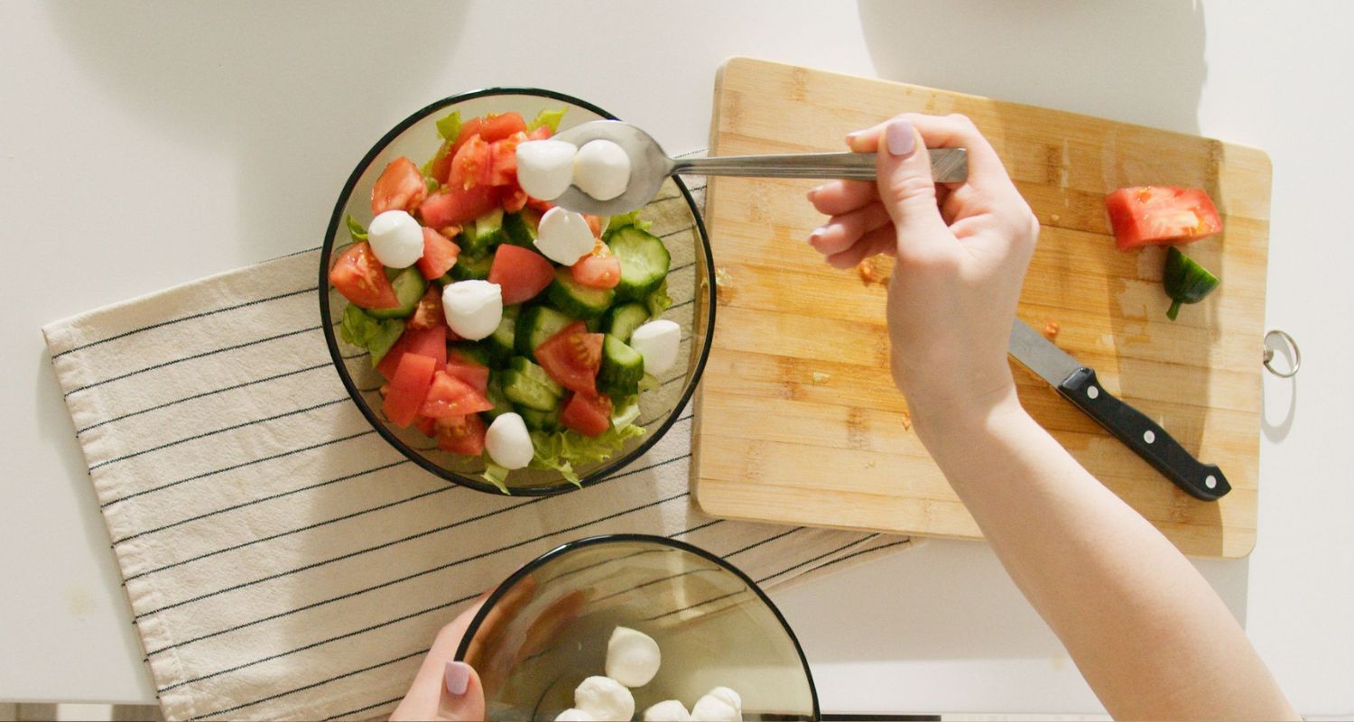 La alimentación intuitiva es un enfoque que propone escuchar las señales de hambre y saciedad del organismo para tomar decisiones relacionadas con la comida.