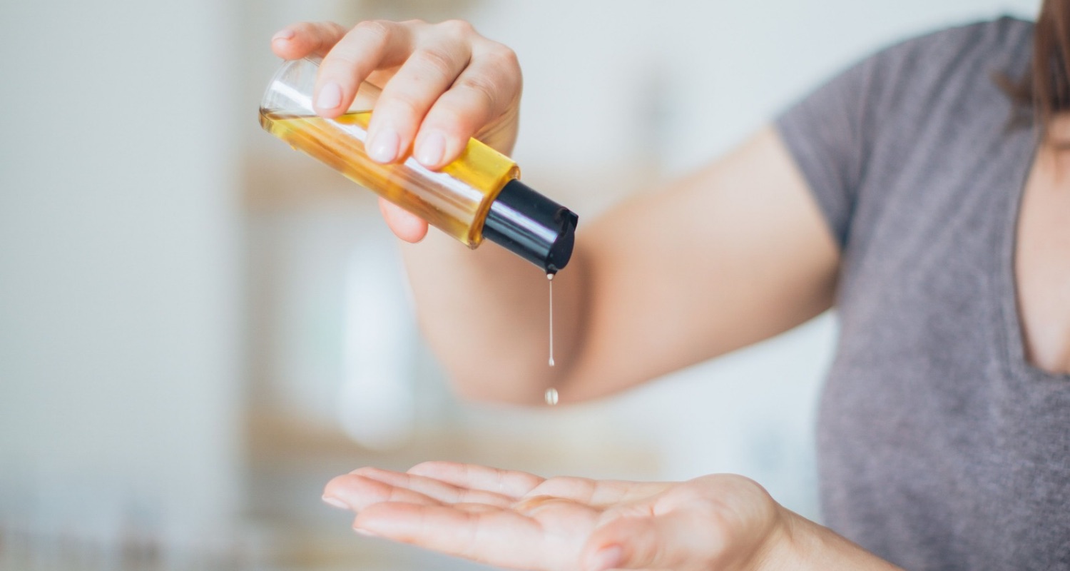 El aceite para el cabello puede ser un buen aliado cuando el pelo se siente seco, áspero o difícil de manejar, pero la cantidad y la forma de aplicación hacen la diferencia.