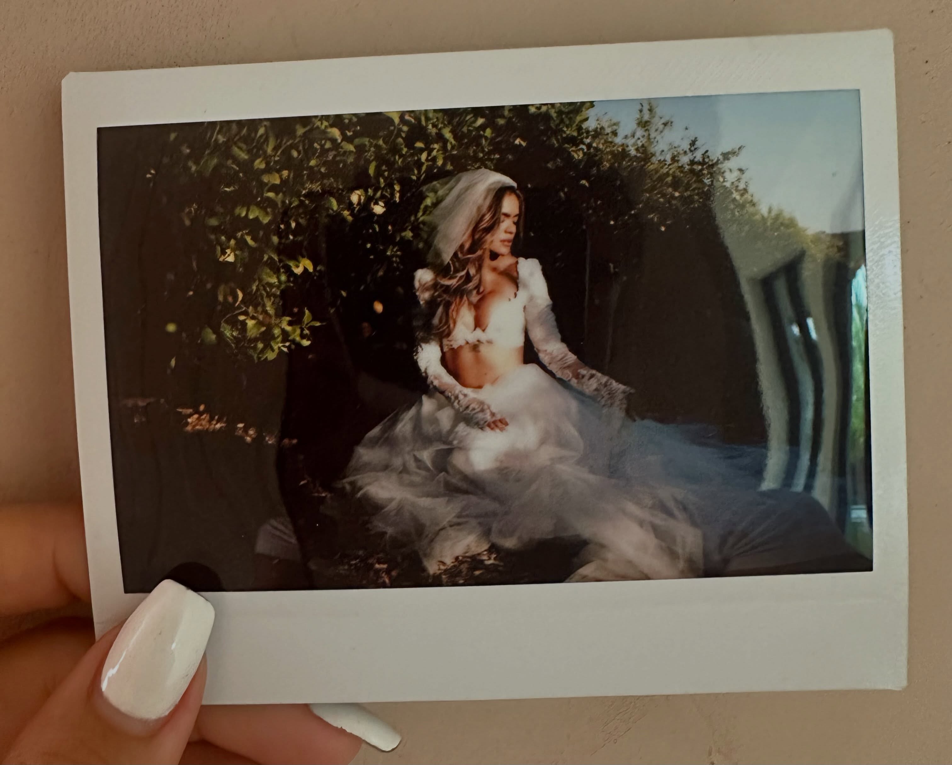 ¿Karol G se casó? Lo que hay detrás de su foto vestida de novia.